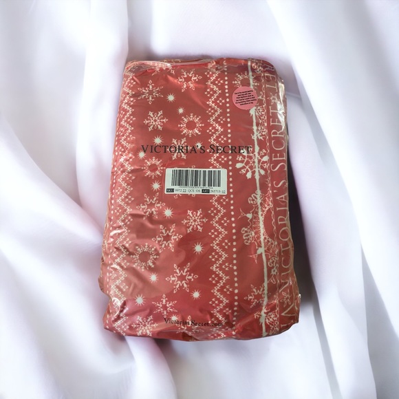 Victoria’s Secret NWT Plush Fleece Blanket Red/White - Picture 2 of 2